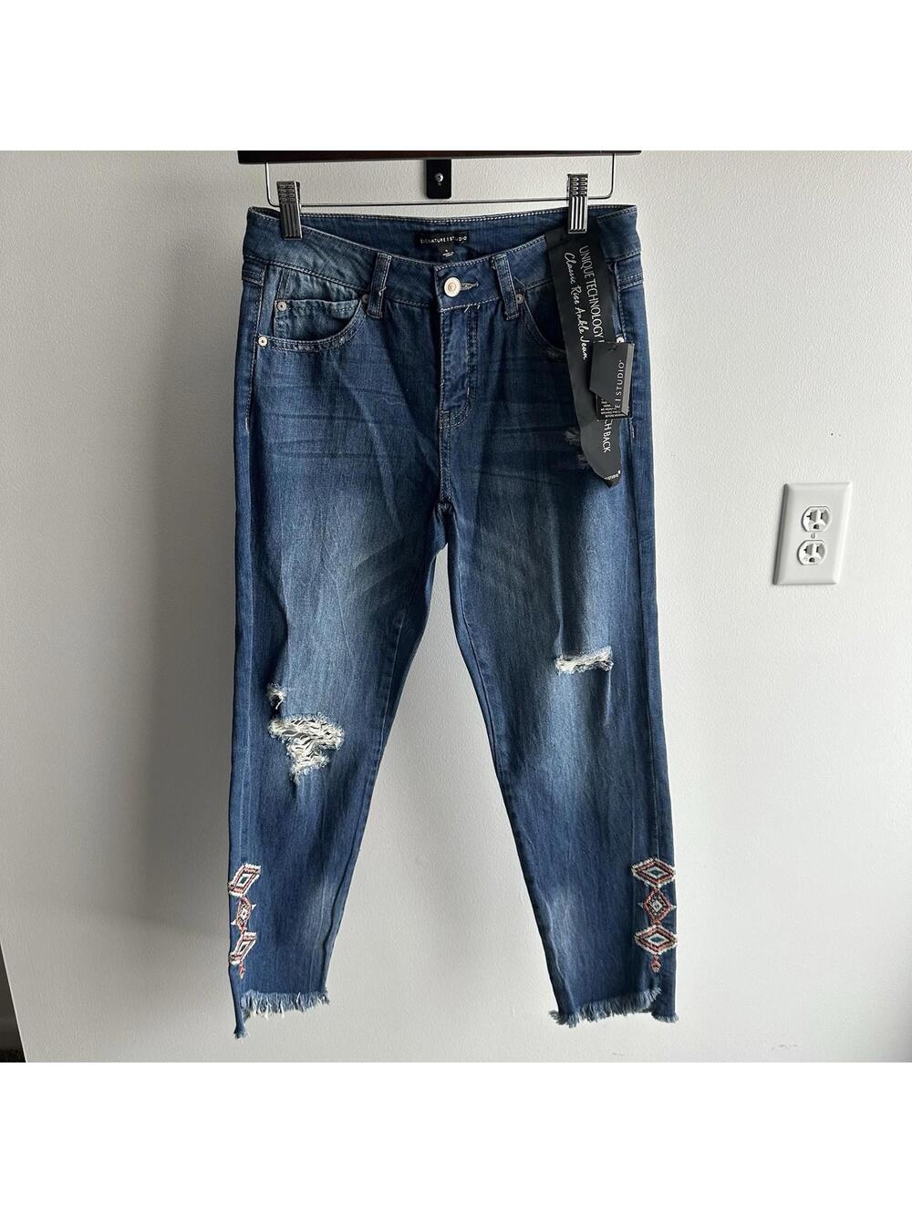 Signature Studio Blue Jeans Embroidered Women’s Size 4 NWT